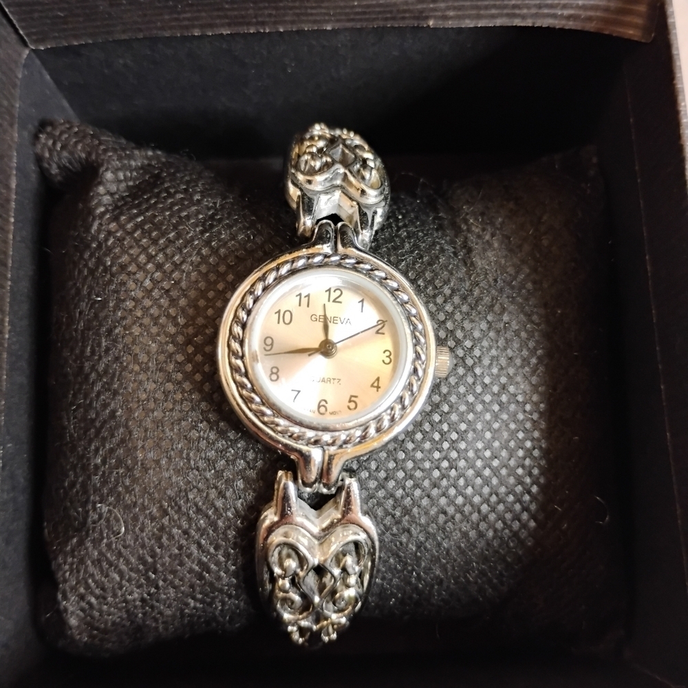 Vintage Geneva Silver Tone Quartz Bracelet Watch‎